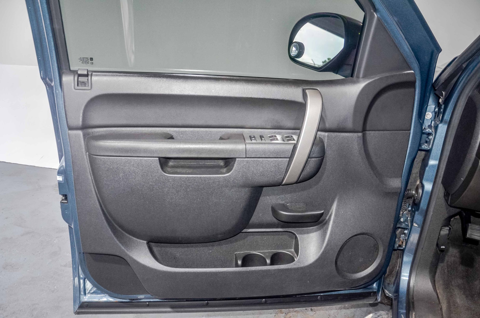 2011 chevy deals silverado door panel